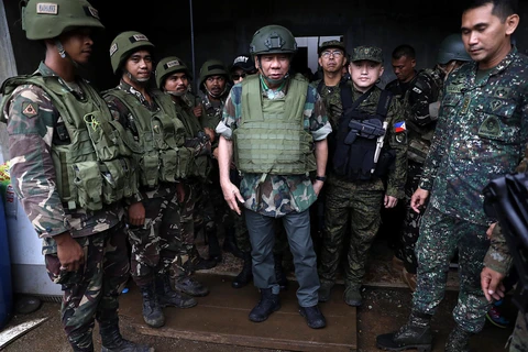 Tổng thống Philippines Rodrigo Duterte thăm một đơn vị quân đội trong chuyến thị sát tại thành phố Marawi ngày 24/8. (Nguồn: THX/TTXVN)