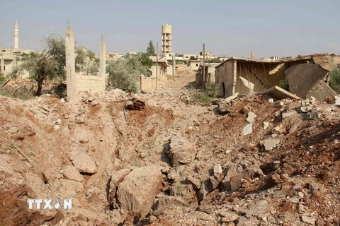 Cảnh đổ nát sau một cuộc không kích ở làng al-Habit, phía nam tỉnh Idlib ngày 21/9. (Nguồn: AFP/TTXVN)