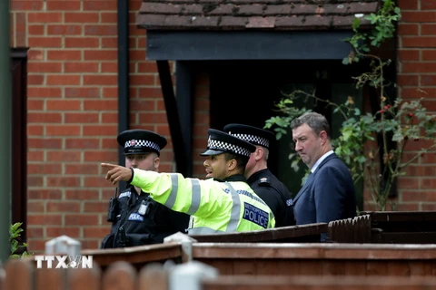 Cảnh sát kiểm tra một ngôi nhà ở Stanwell, Surrey gần London ngày 17/9. (Nguồn: AFP/TTXVN)