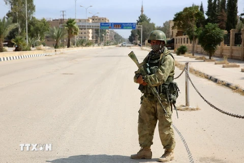 Binh sỹ Nga làm nhiệm vụ trong chiến dịch chống IS tại Deir Ezzor, Syria ngày 15/9. (Nguồn: AFP/TTXVN)
