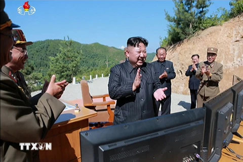 Nhà lãnh đạo Triều Tiên Tên Kim Jong-un (giữa) chỉ đạo vụ phóng thử tên lửa đạn đạo liên lục địa Hwasong-14 tại một địa điểm bí mật ở Triều Tiên. Nnguồn: YONHAP/TTXVN)