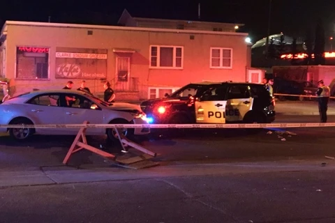 Cảnh sát điều tra chiếc xe ôtô màu trắng tại khu vực gần đường 93 và 107A vào đêm 30/9. (Nguồn: cbc.ca)