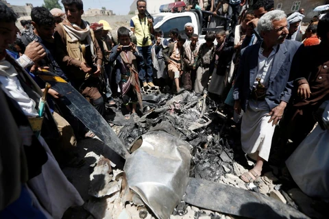 Người dân tập trung xung quanh động cơ của một chiếc máy bay không người lái rơi ở Sanaa. (Nguồn: Reuters)