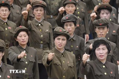 Phụ nữ Triều Tiên tham gia một cuộc mít tinh ở thủ đô Bình Nhưỡng ngày 14/8, bày tỏ sự ủng hộ đối với tuyên bố của Chính phủ Triều Tiên chỉ trích lệnh cấm vận của Liên hợp quốc. (Nguồn: Kyodo/TTXVN)