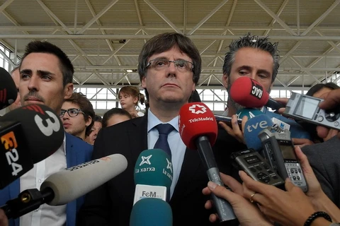 Thủ hiến vùng Carles Puigdemont (giữa) phát biểu với báo giới trong cuộc trưng cầu ý dân ở Sant Julia de Ramis ngày 1/10. (Nguồn: AFP/TTXVN)