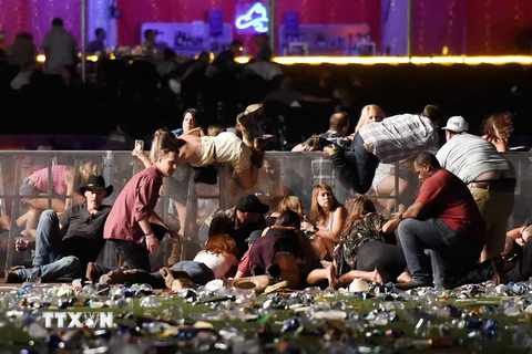 Người dân chạy khỏi khu vực xảy ra vụ xả súng ở Las Vegas. (Nguồn: AFP/TTXVN)