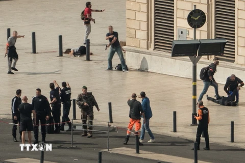 Cảnh sát làm nhiệm vụ tại hiện trường vụ tấn công ở Marseille ngày 1/10. (Nguồn: AFP/TTXVN)