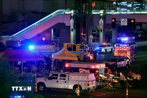 Cảnh sát điều tra tại hiện trường vụ xả súng ở Las Vegas. (Nguồn: AFP/TTXVN)