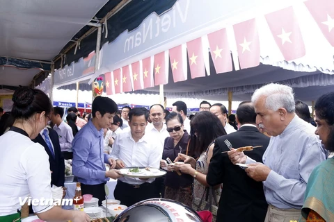 Rất đông du khách đã tới thưởng thức các món ăn của Việt Nam tại Hội chợ. (Ảnh: Phạm Kiên/Vietnam+)