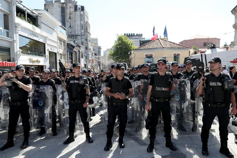 Cảnh sát Thổ Nhĩ Kỳ gác tại Istanbul ngày 25/6. (Nguồn: EPA/TTXVN)