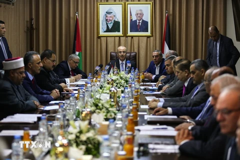 Thủ tướng chính quyền Palestine ở Bờ Tây Rami Hamdallah (giữa) chủ trì cuộc họp nội các tại Gaza. (Nguồn: AFP/TTXVN)