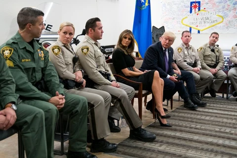 Tổng thống Trump và phu nhân gặp gỡ cảnh sát và nhân viên cứu hộ ngày 4/10. (Nguồn: nytimes.com)