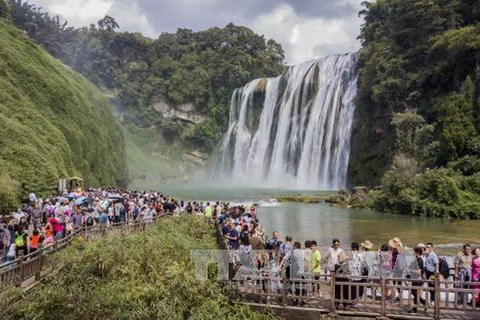 Khách du lịch tham quan thác Huangguoshu, thành phố An Thuận, tỉnh Quý Châu, tây nam Trung Quốc ngày 2/10. (Nguồn: THX/TTXVN)