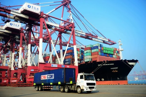 Vận chuyển hàng hóa tại cảng ở Thanh Đảo, tỉnh Sơn Đông, miền đông Trung Quốc ngày 13/7. (Nguồn: AFP/TTXVN)