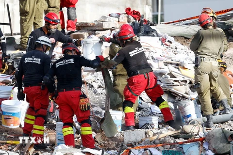 Lực lượng cứu hộ tìm kiếm người mất tích sau trận động đất ở Mexico City, Mexico ngày 22/9. (Nguồn: THX/TTXVN)