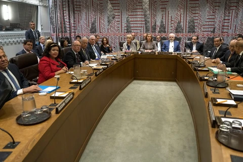 Ngoại trưởng Iran Mohammad Javad Zarif và đại diện các cường quốc tại cuộc họp bên lề khóa họp lần thứ 72 của Đại Hội đồng Liên hợp quốc ở New York ngày 21/9. (Nguồn: AFP/TTXVN)