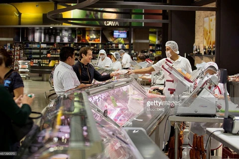 Người dân mua hàng tại một siêu thị ở Mexico. (Nguồn: Getty images)