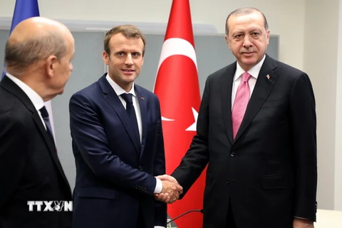 Tổng thống Pháp Emmanuel Macron (trái) và Tổng thống Thổ Nhĩ Kỳ Recep Tayyip Erdogan (phải) trong cuộc gặp tại trụ sở LHQ ở New York , Mỹ ngày 19/9. (Nguồn: AFP/TTXVN)