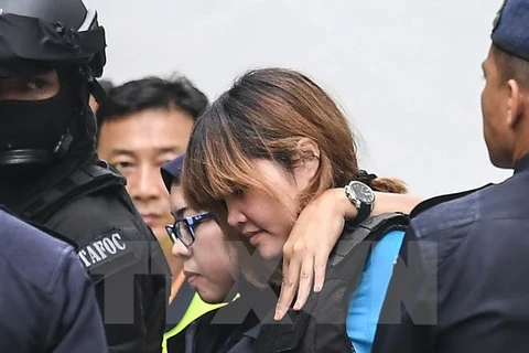 Cảnh sát Malaysia hộ tống nghi phạm Đoàn Thị Hương (giữa) rời tòa án ở Sepang ngày 13/4. (Nguồn: AFP/TTXVN)