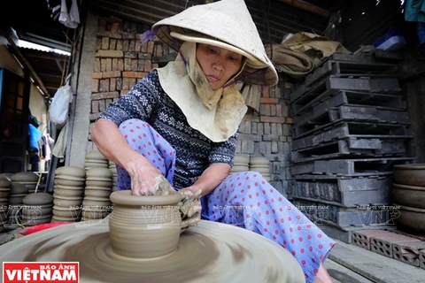 Cách thức sản xuất thủ công, gần như độc nhất của làng gốm Thanh Hà
