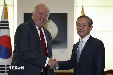 Thứ trưởng Ngoại giao Hàn Quốc Lim Sung-nam (phải) có cuộc gặp với Thứ trưởng Ngoại giao Mỹ Thomas Shannon (trái) tại Seoul hồi tháng Sáu. (Nguồn: EPA/TTXVN)