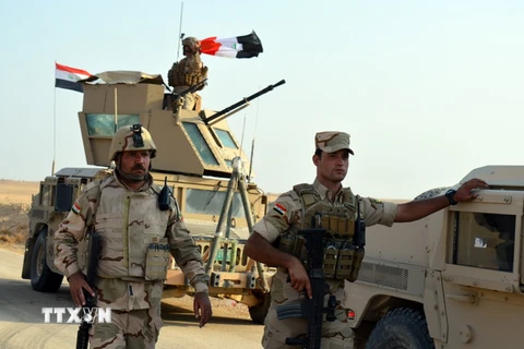 Lực lượng ủng hộ Chính phủ Iraq tuần tra tại làng Al-Rayhanna, gần khu vực Anah, phía tây tỉnh Anbar ngày 19/9. (Nguồn: AFP/TTXVN)