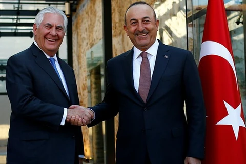 Ngoại trưởng Thổ Nhĩ Kỳ Mevlut Cavusoglu (phải) và người đồng cấp Mỹ Rex Tillerson. (Nguồn: Reuters) 