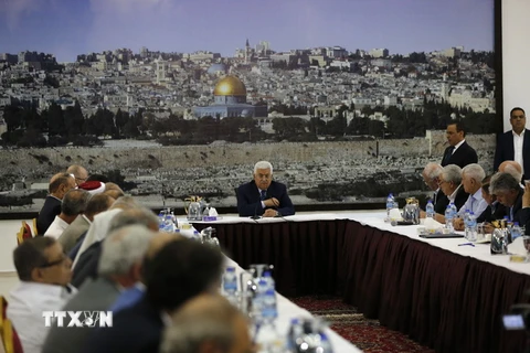 Tổng thống Palestine Mahmoud Abbas (giữa) phát biểu tại một cuộc họp ở thành phố Ramallah, Khu Bờ Tây. (Nguồn: THX/TTXVN)