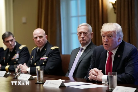 Tổng thống Donald Trump trong cuộc gặp giới lãnh đạo quân sự để thảo luận về vấn đề hạt nhân Iran tại thủ đô Washington. (Nguồn: AFP/TTXVN)