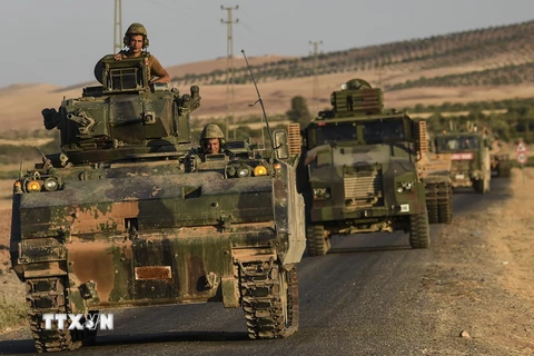  Binh sỹ Thổ Nhĩ Kỳ tại thị trấn vùng biên Karkamis thuộc tỉnh Gaziantep (Thổ Nhĩ Kỳ) - khu vực giáp ranh với Syria ngày 2/9. AFP/TTXVN