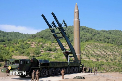 Tên lửa đạn đạo Hwasong-14 tại một địa điểm ở Triều Tiên. (Nguồn: AFP/TTXVN)