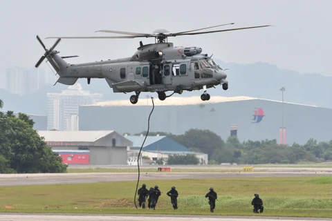 Máy bay của Lực lượng đặc nhiệm Malaysia tham gia tuần tra chung trên không tại Subang, Malaysia ngày 12/10. (Nguồn: THX/TTXVN)