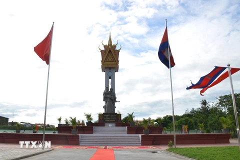 Tượng đài Hữu nghị Việt Nam-Campuchia tại tỉnh Battambang. (Ảnh: Hùng Hưng Đa/TTXVN)