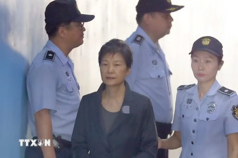 Cựu Tổng thống Park Geun-hye (trái) được đưa tới phiên tòa ở Seoul ngày 31/8. (Nguồn: YONHAP/TTXVN)