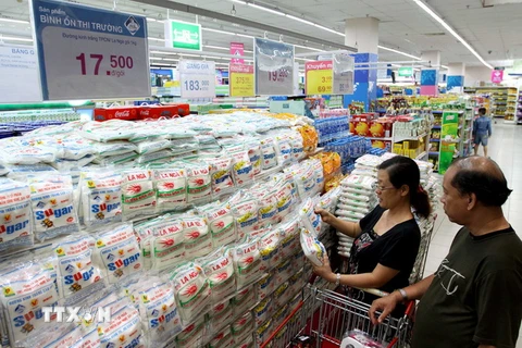 Người tiêu dùng mua hàng bình ổn thị trường tại hệ thống siêu thị Saigon Co.op - Thành phố Hồ Chí Minh. (Ảnh: Thanh Vũ/TTXVN)