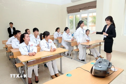Giờ học tiếng Nhật cho các ứng viên điều dưỡng, hộ lý đi làm việc tại Nhật Bản. (Ảnh: Anh Tuấn/TTXVN)