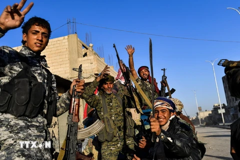 Lực lượng dân chủ Syria (SDF) sau khi giành được trung tâm thành phố Raqqa từ IS ngày 16/10. (Nguồn: AFP/TTXVN)
