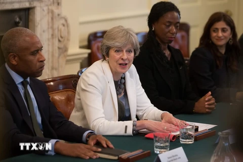 Thủ tướng Anh Theresa May (thứ 2, trái) tại cuộc họp nội các ở London ngày 10/10. (Nguồn: AFP/TTXVN)