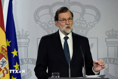 Thủ tướng Tây Ban Nha Mariano Rajoy phát biểu với báo giới tại Madrid. (Nguồn: AFP/TTXVN)