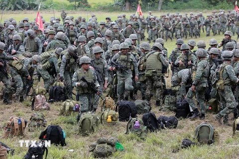 Các lực lượng Philippines chuẩn bị rút khỏi Marawi sau khi kết thúc chiến dịch chống phiến quân khủng bố tại đây ngày 21/10. (Nguồn: THX/TTXVN)