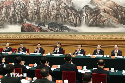 Tổng Bí thư, Chủ tịch Tập Cận Bình (thứ 4, trái) và Đoàn Chủ tịch tại phiên thảo luận Đại hội Đại biểu toàn quốc lần thứ 19 Đảng Cộng sản Trung Quốc ngày 18/10. (Nguồn: THX/TTXVN)