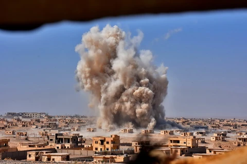 Khói bốc lên sau các cuộc giao tranh giữa binh sĩ quân đội Syria và phiến quân IS ở Bughayliyah, ngoại ô Deir Ezzor ngày 13/9. (Nguồn: AFP/TTXVN)