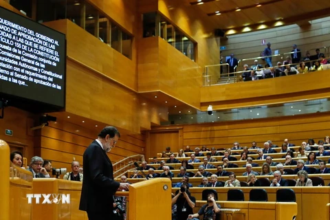 Thủ tướng Tây Ban Nha Mariano Rajoy (trái) phát biểu tại phiên họp của Thượng viện ở Madrid ngày 27/10. (Nguồn: AFP/TTXVN)