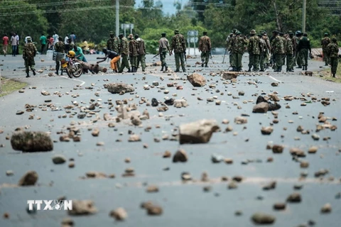  Cảnh sát được triển khai sau khi bùng phát bạo lực tại Kisumu ngày 26/10. (Nguồn: AFP/TTXVN)