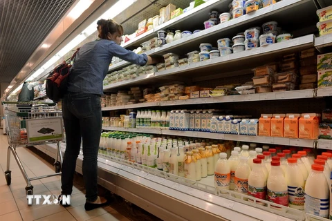 Người dân mua hàng trong một siêu thị ở trung tâm thủ đô Moskva. (Nguồn: AFP/TTXVN)