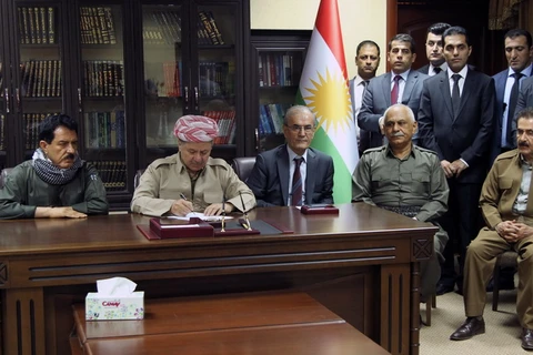 Lãnh đạo Khu tự trị người Kurd Massud Barzani (thứ hai, trái) dự cuộc họp với các quan chức chính quyền Kurd và lãnh đạo các đảng chính trị ở thành phố Kirkuk ngày 12/9. (Nguồn: AFP/TTXVN)
