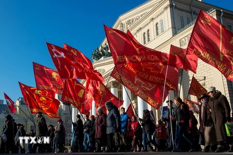 Người dân Nga tham gia tuần hành kỷ niệm Cách mạng tháng Mười. (Nguồn: AFP/TTXVN)