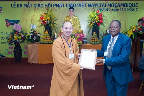 Ông Arao Litsuri, Tổng Cục trưởng Tổng cục Tôn giáo, đại diện Chính phủ Mozambique trao quyết định về việc thành lập Hội Phật giáo cho Đại diện của Giáo hội Phật giáo Việt Nam. (Ảnh: Hưng Hùng/Vietnam+)