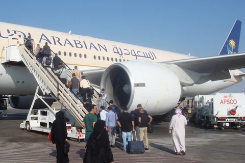Hành khách trên chuyến bay của hãng hàng không Saudi Arabia. (Nguồn: liveandletsfly.boardingarea.com)