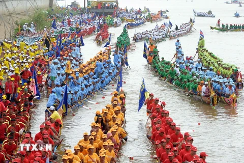 Các đội tham gia lễ hội đua thuyền truyền thống trên sông Tonle Sap ngày 2/11. (Nguồn: AFP/TTXVN)